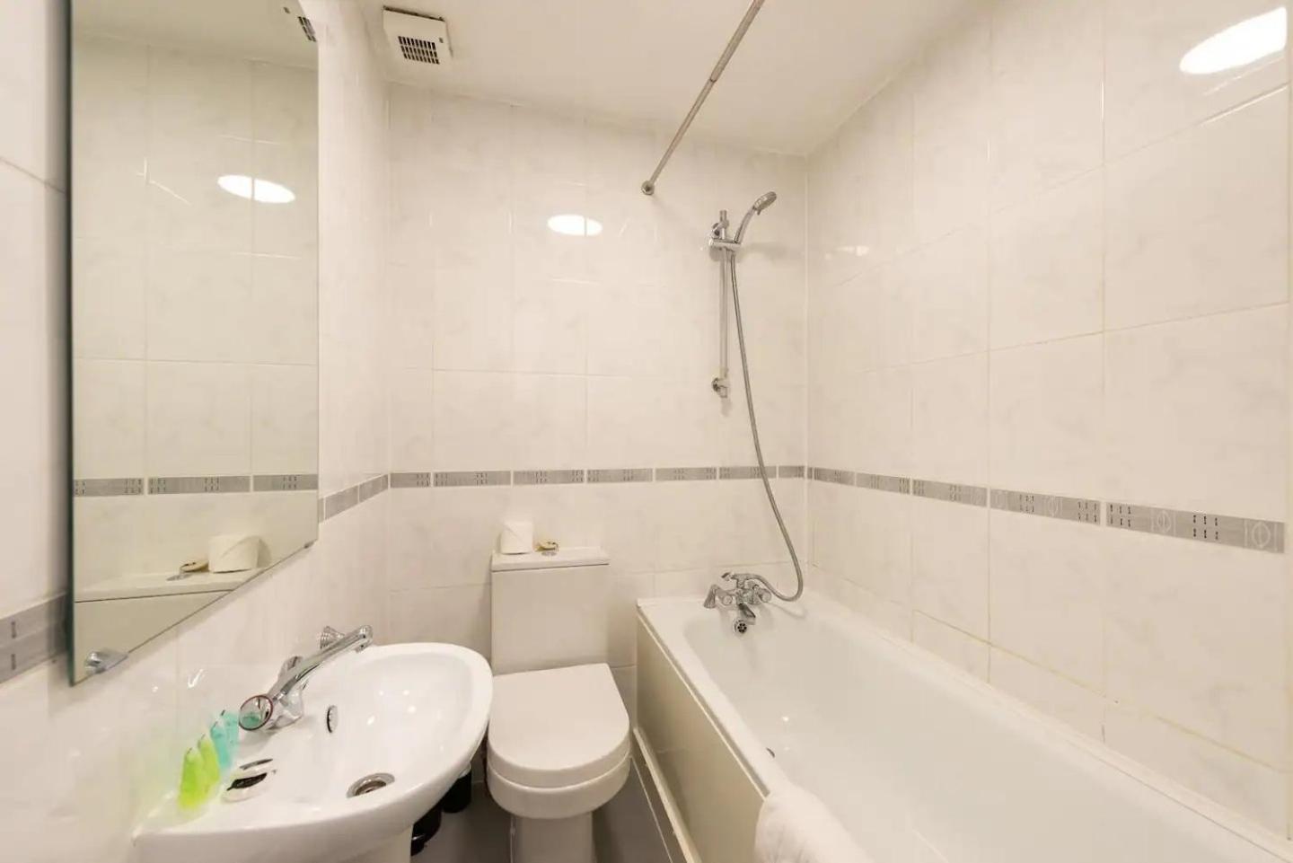King's Cross Cosy Corner Pass The Keys * London